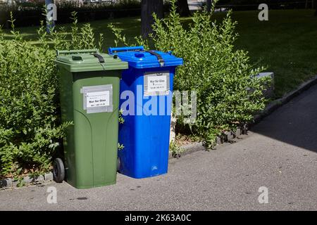 Contenitori per bidoni per rifiuti Foto Stock