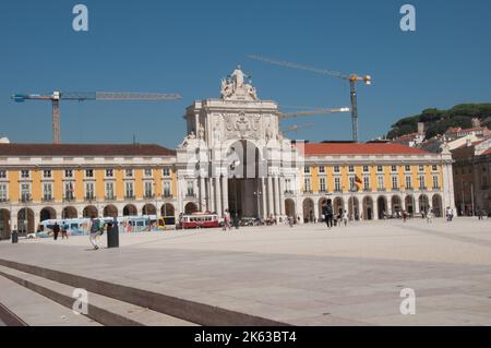 Praca de Commercio con Arco di Trionfo (Arco di Augusta), Lisbona, Portogallo Foto Stock