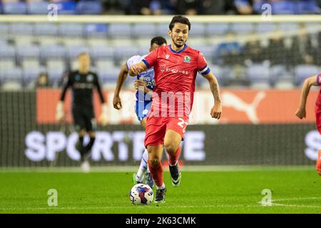 Wigan, Regno Unito. 11th ottobre 2022. Lewis Travis of Blackburn Rovers (27) durante la partita del campionato Sky Bet tra Wigan Athletic e Blackburn Rovers al DW Stadium di Wigan martedì 11th ottobre 2022. (Credit: Mike Morese | MI News) Credit: MI News & Sport /Alamy Live News Foto Stock