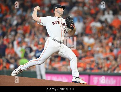 Houston, Stati Uniti. 11th Ott 2022. Il lanciatore iniziale di Houston Astros Justin Verlander lancia il primo inning contro i Seattle Mariners durante il gioco uno di una serie della divisione della lega americana al Minute Maid Park a Houston, Texas martedì 11 ottobre 2022. Foto di Maria Lysaker/UPI. Credit: UPI/Alamy Live News Foto Stock