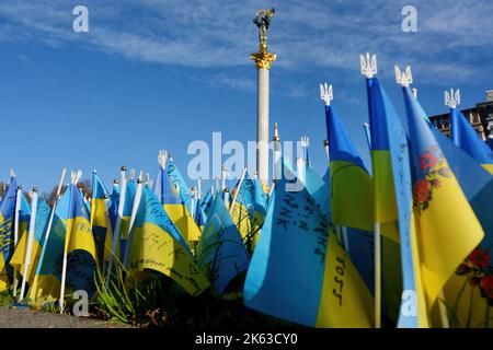 Kiev, Ucraina. 11th Ott 2022. Le bandiere dell'Ucraina sono viste con il Monumento di Indipendenza nello sfondo a Kyiv. Dopo diversi mesi di relativa calma, esplosioni multiple hanno oscillato Kyiv presto un lunedì mattina. Il capo dell’esercito ucraino ha detto che le forze russe hanno lanciato almeno 75 missili in Ucraina, con attacchi fatali alla capitale Kyiv, e alle città del sud e dell’ovest. (Foto di Aleksandr Gusev/SOPA Images/Sipa USA) Credit: Sipa USA/Alamy Live News Foto Stock