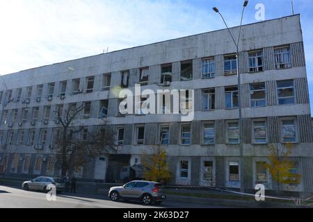 Kiev, Ucraina. 11th Ott 2022. Un edificio di uffici è stato colpito da conchiglie russe a Kiev. Dopo diversi mesi di relativa calma, esplosioni multiple hanno oscillato Kyiv presto un lunedì mattina. Il capo dell’esercito ucraino ha detto che le forze russe hanno lanciato almeno 75 missili in Ucraina, con attacchi fatali alla capitale Kyiv, e alle città del sud e dell’ovest. (Foto di Aleksandr Gusev/SOPA Images/Sipa USA) Credit: Sipa USA/Alamy Live News Foto Stock