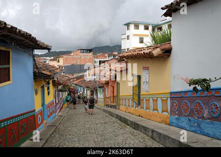 Turisti nella graziosa cittadina di Guatape in Colombia Foto Stock