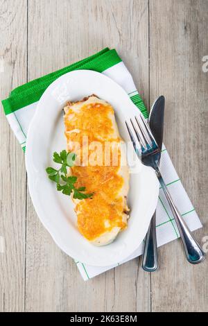 Zucchine fresche farcite con un abbondante sugo di carne e ricoperte di formaggio e cotte alla perfezione Foto Stock