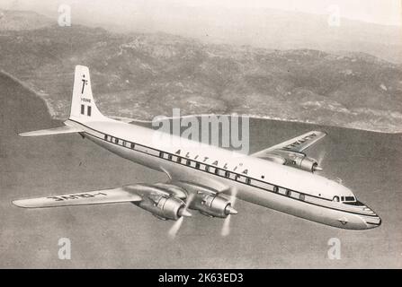 L'ex compagnia aerea Alitalia DC7 sorvola la costa italiana alla fine degli anni '50 Foto Stock