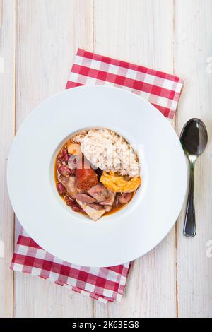 Tradizionale feijoada portoghese servito su un piatto per un cibo sano Foto Stock