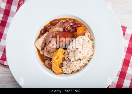 Tradizionale feijoada portoghese serviti su una piastra per una sana alimentazione Foto Stock