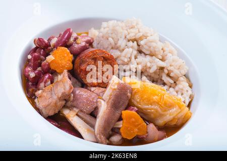 Tradizionale feijoada portoghese serviti su una piastra per una sana alimentazione Foto Stock