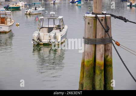 Plymouth, Massachusetts, USA - 12 settembre 2022:le barche sono ancorate nel porto di Plymouth a Cape Bay. Foto Stock