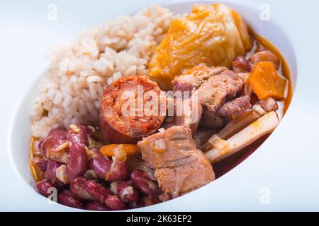 Tradizionale feijoada portoghese serviti su una piastra per una sana alimentazione Foto Stock