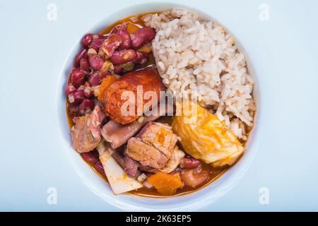 Tradizionale feijoada portoghese serviti su una piastra per una sana alimentazione Foto Stock