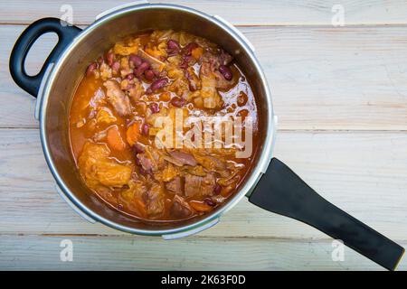 Tradizionale feijoada portoghese nella pentola da cucina Foto Stock