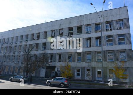 Kiev, Ucraina. 11th Ott 2022. Un edificio di uffici è stato colpito da conchiglie russe a Kiev. Dopo diversi mesi di relativa calma, esplosioni multiple hanno oscillato Kyiv presto un lunedì mattina. Il capo dell’esercito ucraino ha detto che le forze russe hanno lanciato almeno 75 missili in Ucraina, con attacchi fatali alla capitale Kyiv, e alle città del sud e dell’ovest. (Credit Image: © Aleksandr Gusev/SOPA Images via ZUMA Press Wire) Credit: ZUMA Press, Inc./Alamy Live News Foto Stock