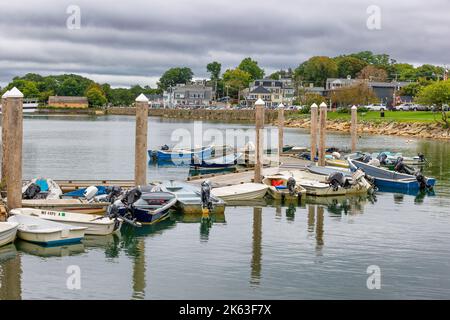 Plymouth, Massachusetts, Stati Uniti d'America - 12 settembre 2022: Gare d'appalto ormeggiate a Cape Bay al porto di Plymouth. Foto Stock