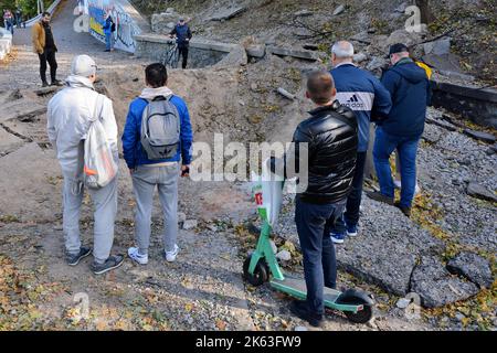 Kiev, Ucraina. 11th Ott 2022. Un enorme buco è stato formato vicino ad un ponte pedonale dopo che i missili russi hanno colpito la capitale dell'Ucraina, Kyiv. Dopo diversi mesi di relativa calma, esplosioni multiple hanno oscillato Kyiv presto un lunedì mattina. Il capo dell’esercito ucraino ha detto che le forze russe hanno lanciato almeno 75 missili in Ucraina, con attacchi fatali alla capitale Kyiv, e alle città del sud e dell’ovest. (Credit Image: © Aleksandr Gusev/SOPA Images via ZUMA Press Wire) Credit: ZUMA Press, Inc./Alamy Live News Foto Stock