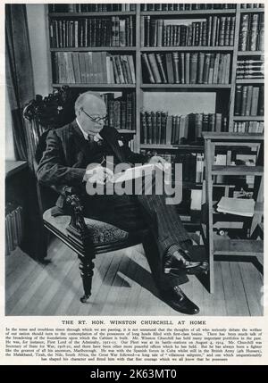 WINSTON CHURCHILL (1874 - 1965), a casa, leggendo, alla vigilia della seconda guerra mondiale. Foto Stock