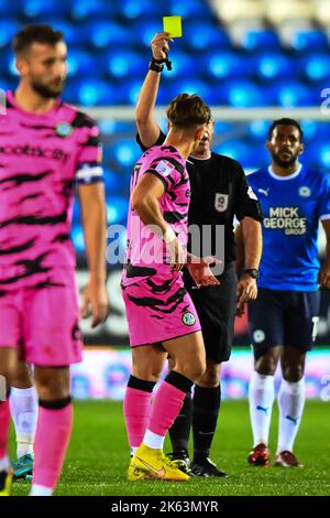 Peterborough, Regno Unito. 11th ottobre 2022. Harry Boyes (11 Forest Green Rovers) riceve il cartellino giallo durante la partita della Sky Bet League 1 tra Peterborough e Forest Green Rovers a London Road, Peterborough, martedì 11th ottobre 2022. (Credit: Kevin Hodgson | MI News) Credit: MI News & Sport /Alamy Live News Foto Stock