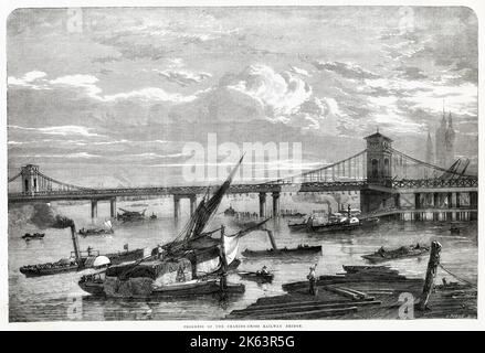 Hungerford Bridge in ferro battuto, una passerella sospesa che va dalla South Bank a Hungerford Market sul lato nord del Tamigi. Nel 1859 il ponte originale fu acquistato dalla compagnia ferroviaria che estendeva la South Eastern Railway nella nuova stazione ferroviaria di Charing Cross. La compagnia ferroviaria sostituì il ponte sospeso con una struttura progettata da Sir John Hawkshaw, che aprì nel 1864. Foto Stock