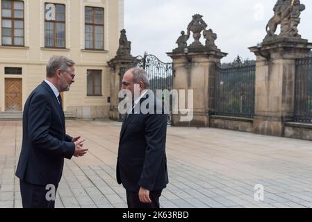 Il primo ministro ceco Petr Fiala (L) e il primo ministro dell'Armenia Nikol Vovayi Pashinyan hanno visto il vertice della Comunità politica europea a Praga. Si tratta del primo incontro di un formato più ampio di Stati membri dell'Unione europea e di altri paesi europei in tutto il continente. Foto Stock