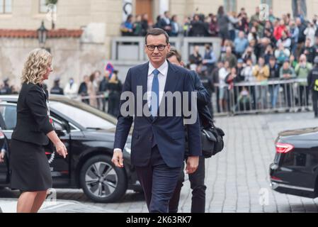 Il primo ministro polacco Mateusz Morawiecki è stato visto prima del vertice della Comunità politica europea a Praga. Si tratta del primo incontro di un formato più ampio di Stati membri dell'Unione europea e di altri paesi europei in tutto il continente. Foto Stock