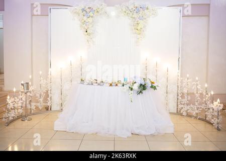 Tavolo da sposa per sposi novelli con belle decorazioni Foto Stock