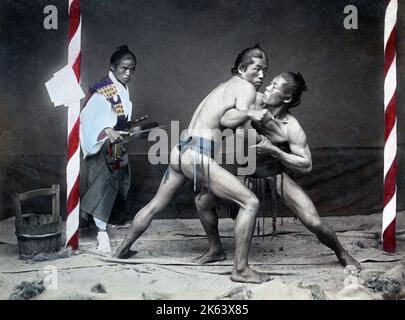 Sumo wrestler e arbitro, Giappone, circa 1890. Foto Stock