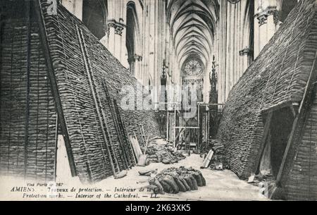 WW1 - Cattedrale di Amiens, Francia - protezione da attacchi aerei con un muro di sacchi di sabbia (interno). Data: Circa 1915 Foto Stock