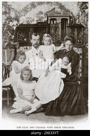 Nicola II di Russia (1868 - 1918), ultimo imperatore di Russia, regnò dal 1° novembre 1894 fino alla sua abdicazione forzata il 15 marzo 1917 con la moglie Alexandra Feodorovna e i loro quattro figli: la granduchessa Olga (seduto al piano), la granduchessa Tatiana (sinistra), la granduchessa Maria (metà) e la granduchessa Anastasia, bambina di quattro mesi. Foto Stock