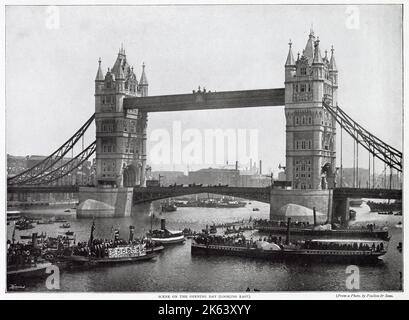 Il Tower Bridge è stato progettato da Sir Horace Jones e Mr. Wolfe Barry, comprende un passaggio permanente a 142 metri sopra il livello dell'acqua e un ponte levatoio per le navi di passaggio. Fotografia che mostra il giorno dell'apertura con la folla di persone che guardano dalle barche sul Tamigi. Foto Stock