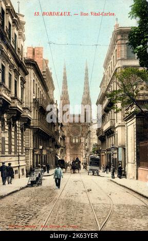 Rue Vital-Carles, Bordeaux, Francia, con vista sull'imponente Transcept Nord della Cattedrale cattolica Saint-Andre de Bordeaux dell'XI secolo. Foto Stock