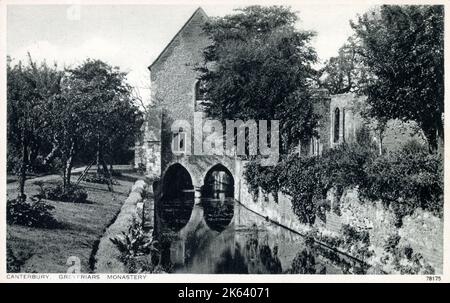 La 'Chapel' (una pensione del 13th ° secolo o alloggio del guardiano) del Monastero di Greyfriars, Canterbury, Kent, Inghilterra - il primo convento francescano in Inghilterra. La sua costruzione si estende sul fiume Grande Stour. Foto Stock