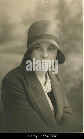 Una giovane donna, di nome Lily Hughes, fotografata con un cappello cloche. Foto Stock