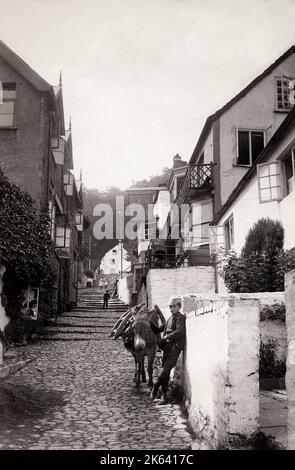 Vintage 19th ° secolo fotografia: High Street, Clovelly, Devon, ragazzo con asino Foto Stock