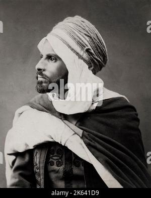 Vintage 19th ° secolo fotografia: Ritratto di un uomo nordafricano ben vestito, probabilmente Algeria Foto Stock