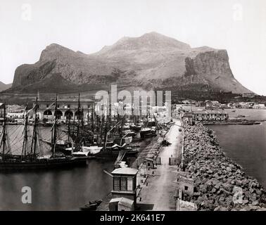 Fotografia vintage del 19th° secolo: Navi legate nel porto di Palermo, Sicilia Italia con il Monte Pellegrino Foto Stock