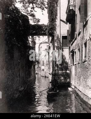 Fotografia vintage del 19th° secolo: Rio Albrizzi Venezia Italia al sole con una gondola Foto Stock