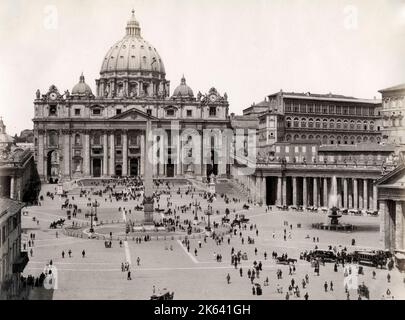 Guardando verso la Basilica di San Pietro, il Vaticano, Roma, Italia. Vintage 19th ° secolo fotografia. Foto Stock