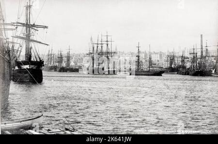 Fotografia vintage del 19th° secolo: Navi nel porto di Aberdeen, dalle porte del porto, Scozia Foto Stock