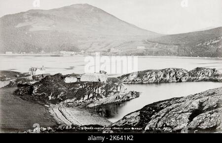 Vintage 19th ° secolo fotografia: Strome Castello e traghetto Loch Carron Scozia Foto Stock