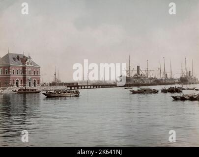 Spedizione lungo il molo accanto alla dogana, Yokohama, Giappone. Vintage 19th ° secolo fotografia. Foto Stock