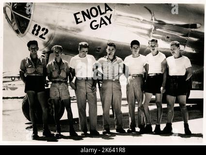 Enola Gay, aereo usato per far cadere la bomba atomica su Hiroshima, Giappone nel 1945, membri dell'equipaggio della seconda guerra mondiale di fronte a Enola Gay, aereo usato per far cadere la bomba atomica su Hiroshima, Giappone nel 1945, seconda guerra mondiale Foto Stock
