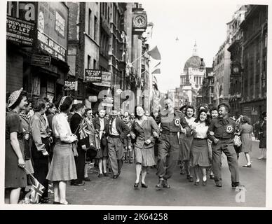 Fotografia d'epoca della seconda guerra mondiale - 1945 Ve Day Revelers a Fleet Street, Londra Foto Stock