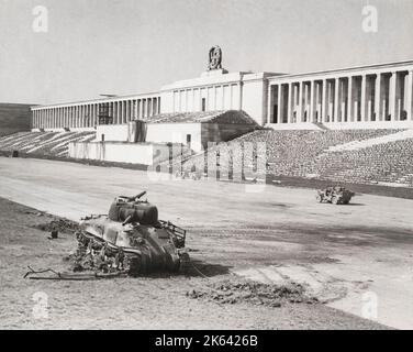 Fotografia d'epoca seconda guerra mondiale - Hitler Nazi Norimberga terreno di rally, progettato da Albert Speer, in seguito alla liberazione degli Alleati. Foto Stock