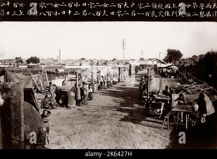 Immenso diluvio paludi città cinese - pensato per essere Tientsin (Tianjin) nel 1917. Grandi inondazioni è noto di avere preso il posto che anno - intasano le strade la maggior parte della città e facendo in modo che sia un problema dei profughi e diffusa malattia. Foto Stock