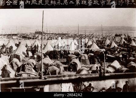 Immenso diluvio paludi città cinese - pensato per essere Tientsin (Tianjin) nel 1917. Grandi inondazioni è noto di avere preso il posto che anno - intasano le strade la maggior parte della città e facendo in modo che sia un problema dei profughi e diffusa malattia. Foto Stock