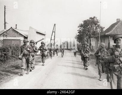 Fotografia d'epoca della seconda guerra mondiale - linea Siegfried, confine tedesco belga, truppe che si muovono verso la battaglia per Aquisgrana Foto Stock