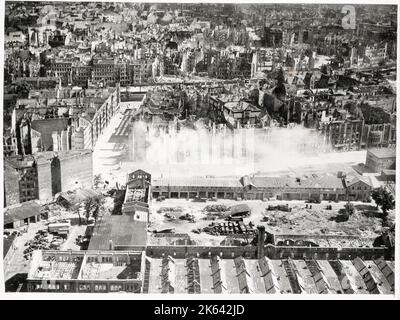 Fotografia d'epoca della seconda guerra mondiale - rovine nel centro di Berlino, nube di polvere da muro collassante Foto Stock