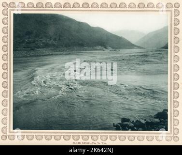 Fotografia di una fotografia di Donald Mennie, dal suo libro The Grandeur of the Gorges, pubblicato in Cina nel 1926. Ha scattato le foto durante due viaggi sull'alto fiume Yangtze in Cina: Il primo su un vaporetto da Ichang a Chungking, durante il tempo povero, e il secondo tra Ichang e WAN Hsien. Il libro termina a Chungking. Foto Stock