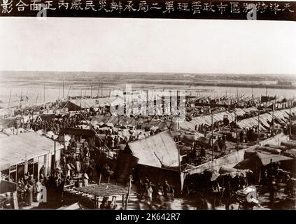 Immenso diluvio paludi città cinese - pensato per essere Tientsin (Tianjin) nel 1917. Grandi inondazioni è noto di avere preso il posto che anno - intasano le strade la maggior parte della città e facendo in modo che sia un problema dei profughi e diffusa malattia. Foto Stock