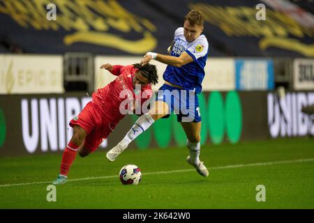 Wigan, Regno Unito. 11th ottobre 2022. Jason Kerrof Wigan Athletic (15) affrontato da Tyrhys Dolan di Blackburn Rovers (10) durante la partita di campionato di Sky Bet tra Wigan Athletic e Blackburn Rovers al DW Stadium, Wigan martedì 11th ottobre 2022. (Credit: Mike Morese | MI News) Credit: MI News & Sport /Alamy Live News Foto Stock